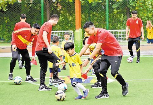 世界杯安装包-小学校园来了国家队