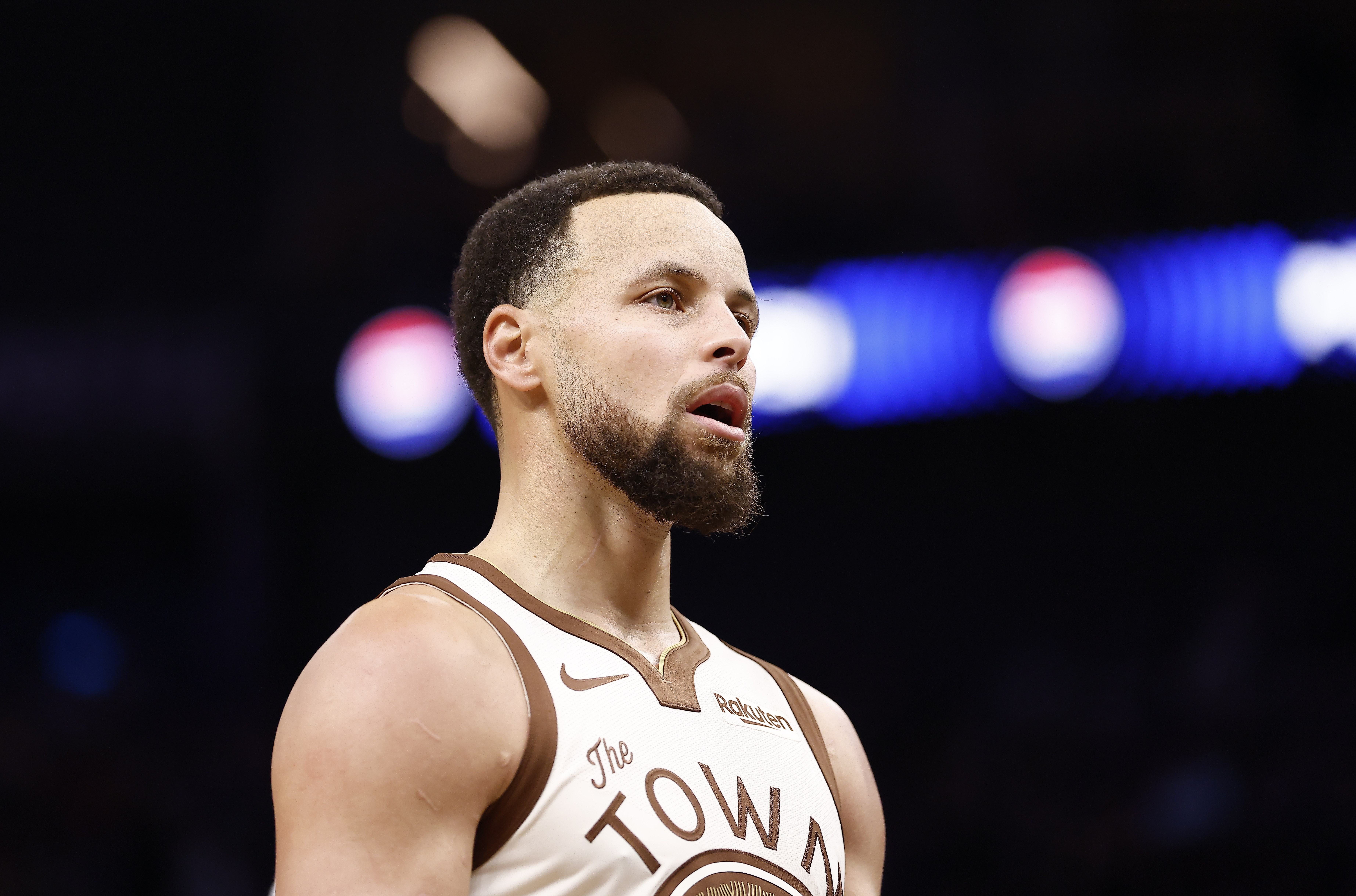 世界杯app下载-遭遇严防！库里16中6拿到16分3板3助1断 正负值-25