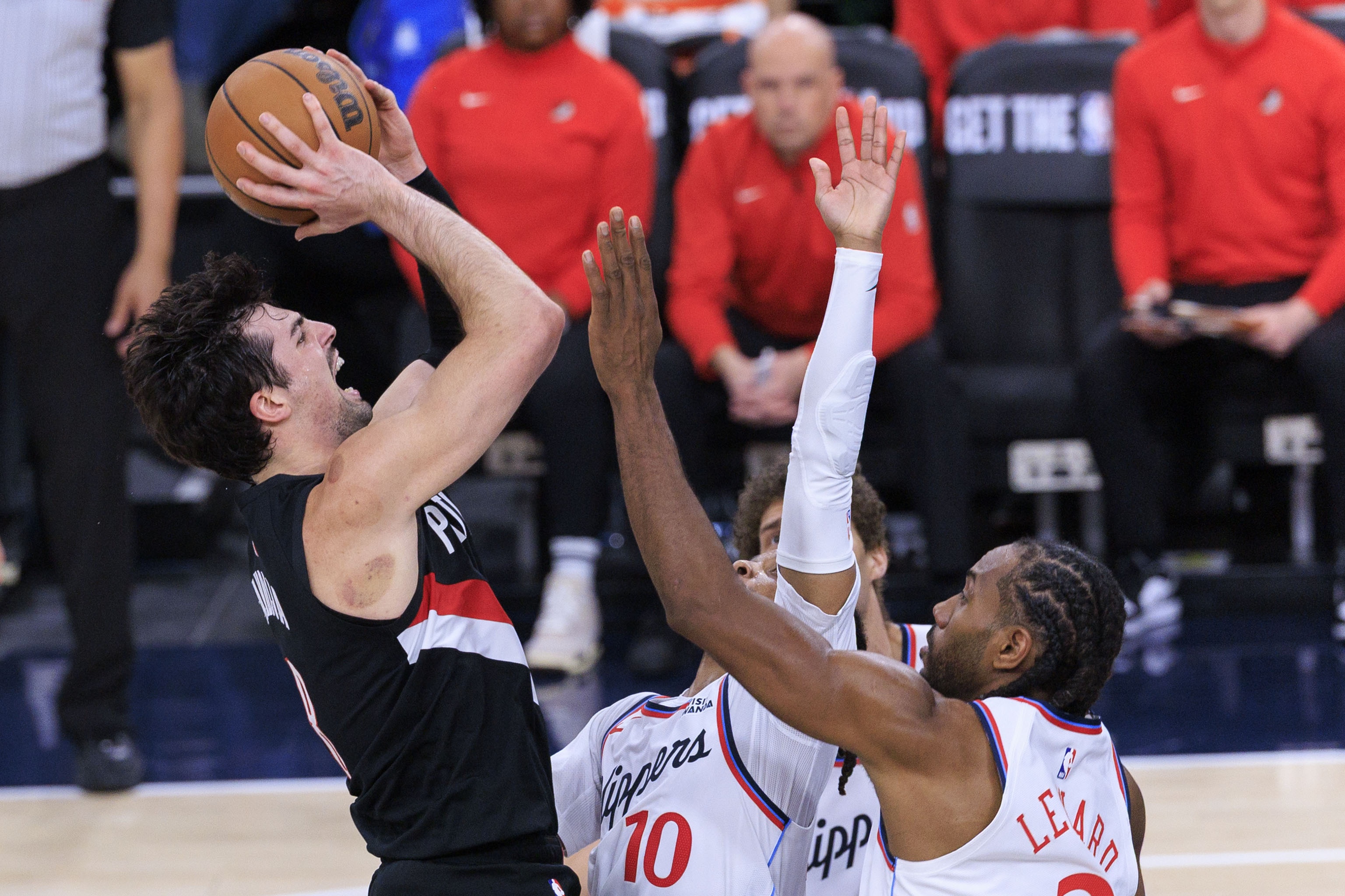 世界杯高清直播-快船本赛季对阵开拓者2-1 赛季倒数第二场双方还要打一场卡位战