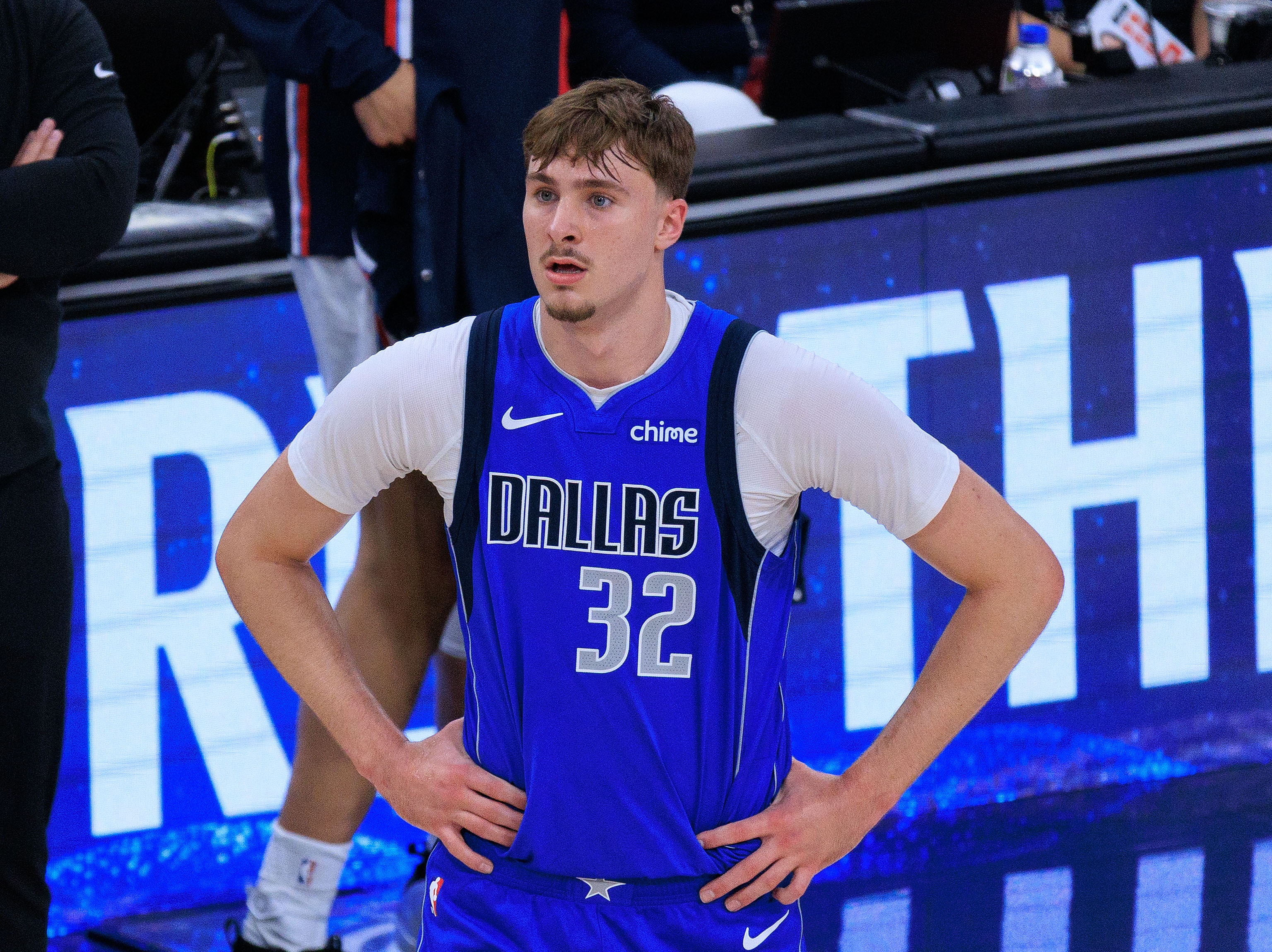 世界杯app下载-新秀赛季结束！独行侠官方：弗拉格左脚踝扭伤 下半场退赛